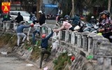 Xem người dân Hà Nội thả cá chép tiễn Táo quân